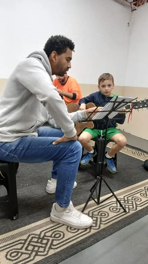 Aula de violão na Academy Music Classes